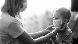 EKSPERT SZOKUJE! „Nakaz noszenia maseczek to znęcanie się nad dziećmi”