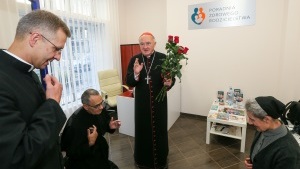 Kard. Nycz błogosławi pracowników Poradni Zdrowego Rodzicielstwa [ZDJĘCIA]