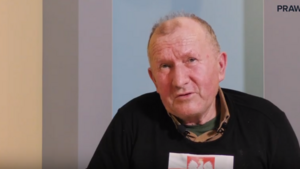 Ks. Ryszard Halwa w rozmowie z rolnikiem Włodzimierzem Knurowskim o jego proteście