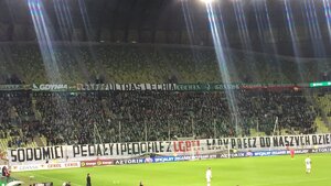 Kibice Lechii Gdańsk z transparentem przeciw LGBT