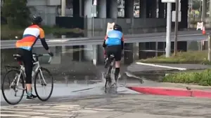 Najbardziej pechowy krawężnik na świecie? Zobacz koniecznie TO nagranie! [WIDEO]