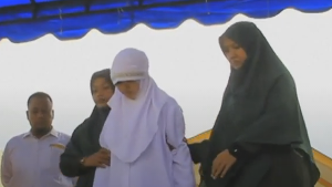 Nastolatkowie zostali wychłostani w Indonezji! Powód jest absurdalny! 