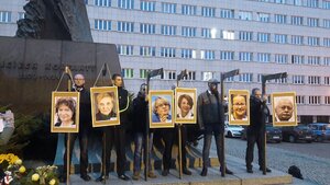 Ruch Narodowy symbolicznie powiesił zdradzieckich europosłów PO