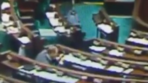 Poseł i posłanka PO przeszukiwali rzeczy posłów PiS [WIDEO!]