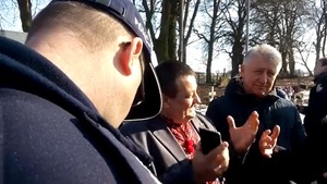 Polska policja "grilluje" banderowca! [WIDEO]