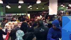 Francja: promocyjna cena, zamieszki i histeria