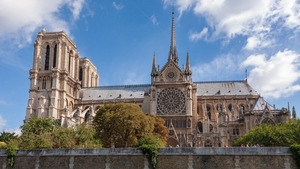 SZOKUJĄCY projekt "odbudowy" katedry Notre Dame. "Wizualizacje przypominają lotnisko, a nawet parking "