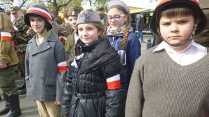 Głos Nauczycielski: Patriotyczne koszulki mają zniknąć ze szkół, bo... promują nietolerancję