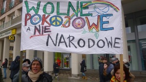 Uczestniczy pikiety KOD skakali po Pomniku Powstańców Warszawy