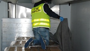Muzułmańscy imigranci w naczepie TIR-a przekroczyli polską granicę