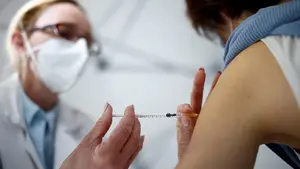 Polacy nie chcą się szczepić?! Nawet 1,5 mln dawek trafi do ŚMIETNIKA! 