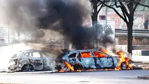 Szwecja PŁONIE! Zamieszki przybierają na sile! Imigranci ATAKUJĄ policję! [WIDEO]