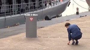 Kopacz drwi z uroczystości? Schyla się po...[WIDEO]