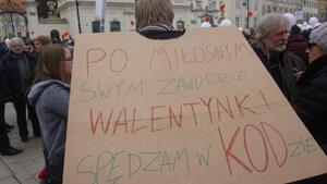 Emeryckie walentynki KOD przez pałacem prezydenckim