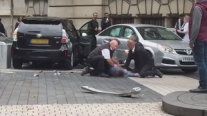 Czarnoskóry kierowca wjechał w tłum przechodniów w Londynie! Policja: To nie był akt terroru