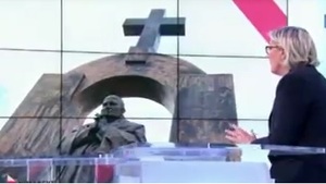 Marine Le Pen: Państwu przeszkadza krzyż na pomniku papieża, ale burki na plażach już akceptuje