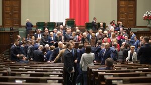 Cyrk na Wiejskiej dalej trwa