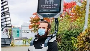 Covidowe szaleństwo! Faceci z telewizorami chodzą na ulicach, by siać propagandę