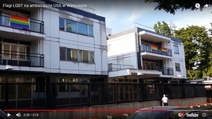 Flagi LGBT na ambasadzie amerykańskiej w Warszawie