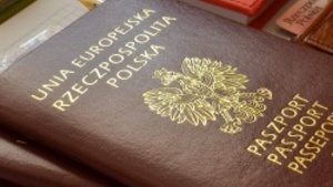 „Bóg, Honor, Ojczyzna” na paszportach zgodne z Konstytucją