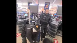 Weszli do sklepu bez maseczek, gdy nagle stało się TO! Pojawiło się SZOKUJĄCE nagranie [WIDEO]