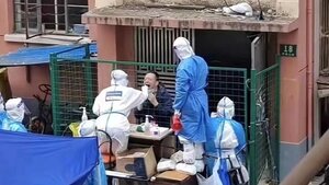 Chińczycy POZAMYKALI ludzi w domach jak w ZOO! Zobacz DLACZEGO! 