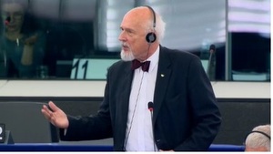 Janusz Korwin-Mikke do eurokratów: Przeszkadzacie nam w walce z tym rządem. Odczepcie się!