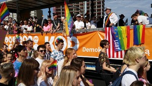 Fotorelacja. Rzekomo wolnościowi libertarianie razem z trockistami, Antifą, komunistami na antykapitalistycznej paradzie gejów