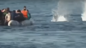 Kryzys narasta! Grecka straż przybrzeżna ostrzelała łódź z migrantami