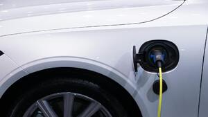 Fotowoltaika a samochód elektryczny – jak zaplanować domową ładowarkę?
