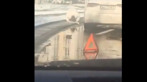 Szokujące sceny w Warszawie. Ruch zablokowany przez... muzułmańskie modły (WIDEO)
