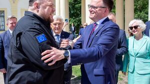 Hołownia namawia na telefonowy detoks. "Chować telefony, nie patrzeć jak rujnujemy kraj?" - pyta internauta.