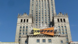 Nieprzytomna 13-latka pod Pałacem Kultury. Wiemy co znaleziono w plecaku!