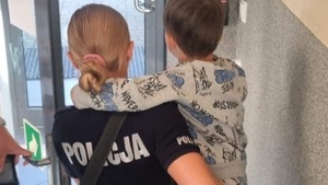 5-latek w piżamie i skarpetkach na ulicy. Szokujące ustalenia Policji!
