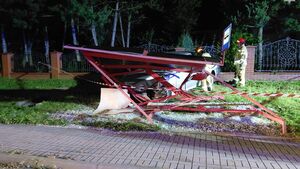 Szokujący wypadek w Polsce! BMW zmiażdżyło przystanek (FOTO)