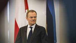 Donald Tusk w Angoli w samej koszuli. „To brak szacunku dla gospodarzy”