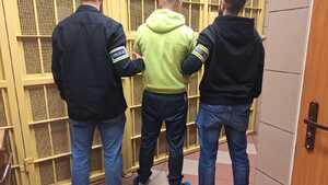 Bił kobietę kostką brukową! Wiadomo kim jest napastnik!