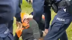 Babcia Kasia zakłócała manifestację. Została wyniesiona przez policjantów! [VIDEO]