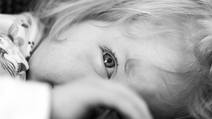 Tworzą poliamoryczny związek. Trzech mężczyzn adoptowało dziewczynkę!