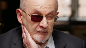 "Utrata oka denerwuje mnie każdego dnia". Rushdie o ataku muzułmanina