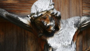 Polska nauczycielka zdjęła krzyż ze ściany i wyrzuciła do kosza. Sprawa trafiła do prokuratury