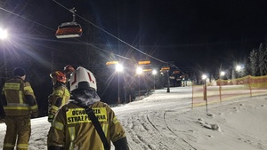 Dramat narciarzy! Kilkadziesiąt osób zawisło na stoku pod Wadowicami!