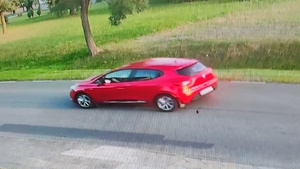Policja szuka kobiety z czerwonego auta! Szok, co zrobiła 12-latce!