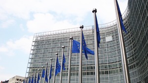 UE rakiem wycofuje się z kontrowersyjnego pomysłu ws. aut spalinowych. Jest jeden haczyk