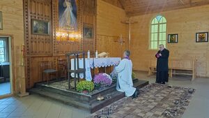 Tańczyła półnago w kościele! SROGĄ reprymendę otrzymał… ksiądz!