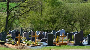 Osiem gwiazdek na nagrobku. Szokujący widok na cmentarzu w Wielkopolsce