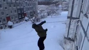 Śnieg do kilku pięter! Skaczą z okien, żeby wyjść! [VIDEO]