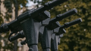 Szok w Krakowie! Trudno uwierzyć GDZIE porzucono hulajnogę!