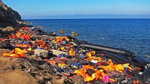 Czy UE powinna ratować migrantów? Sprzeczne odpowiedzi