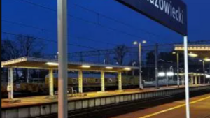 Dramatyczna akcja w Mińsku Mazowieckim. Leżała na peronie i co chwilę traciła przytomność!